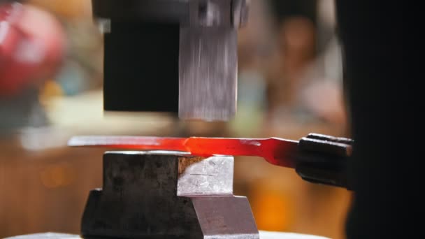 Industrie du forgeage - fabrication d'un couteau sous la machine à pression — Video