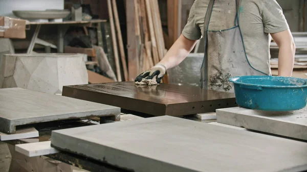 Людина працівник миє бетонну поверхню ганчіркою — стокове фото