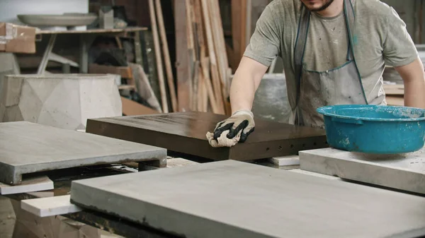 Working in the concrete industry - washing the concrete slab with water — Stock Photo, Image