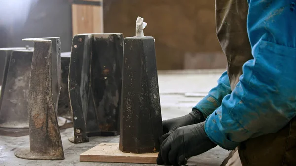 Concrete industry - worker wiping out the black detail after putting it out from the form — Zdjęcie stockowe