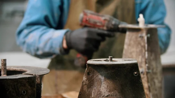 Industria del calcestruzzo - l'uomo che lavora con cose concrete in officina — Foto Stock