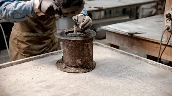 Przemysł betonowy - pracownik nawierzchni betonowej — Zdjęcie stockowe