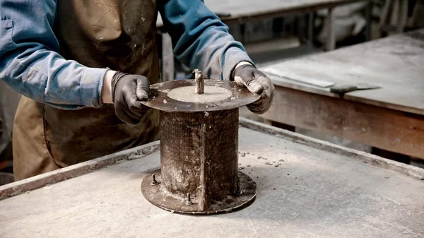 Betonářský průmysl - dělník, který dává beton do formy a rozechvěle do něj naráží — Stock fotografie