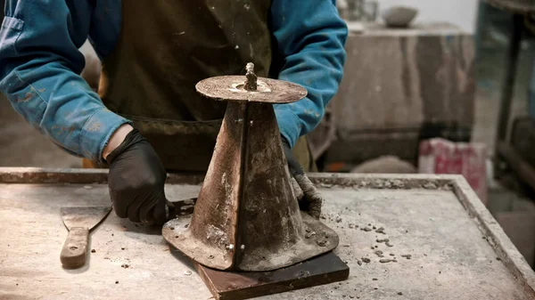 Industria del calcestruzzo - operaio che mette il calcestruzzo in forma di cono in officina — Foto Stock