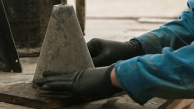 Atölyedeki beton endüstrisi. Keskiyle çalışan bir adam.