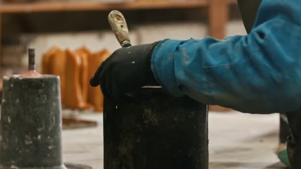 Indústria de concreto - um homem limpando o formulário com um cinzel — Vídeo de Stock