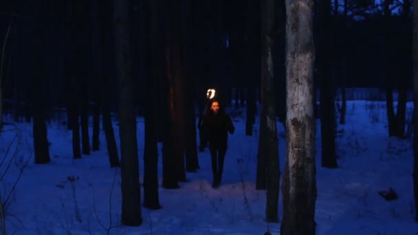 Молода налякана жінка з факелом, що біжить від чогось — стокове відео