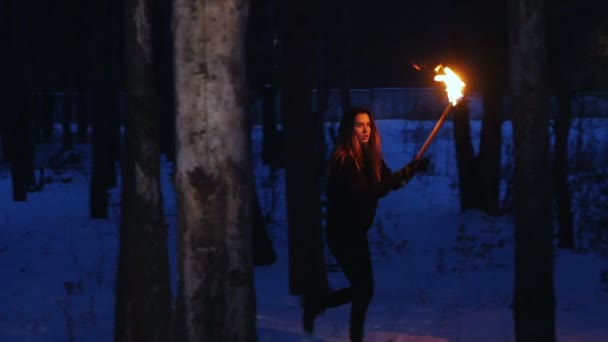 Jeune femme effrayée avec torche marchant à l'extérieur — Video