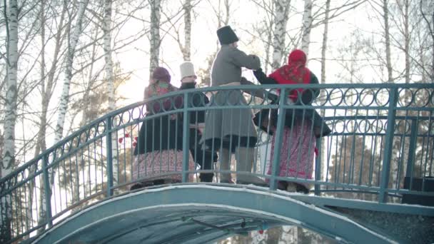 Folklorique russe femme dans une écharpe lumineuse monte sur une balançoire et rire — Video