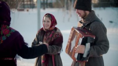 Rus gelenekleri. Geleneksel giysiler içinde güzel bir kadın akordeon müziğiyle neşeyle dans ediyor.