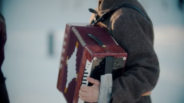 Rosyjskie tradycje - człowiek z brodą aktywnie gra na akordeonie i tańczy — Wideo stockowe