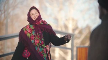 Rus folkloru - güzel eşarplı neşeli kadın parkta dans ediyor