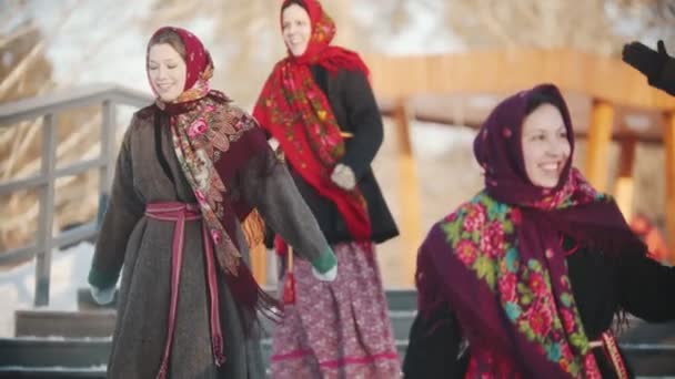 Ruský folklór - muž tleská ženám v šátcích, které se usmívají a smějí — Stock video