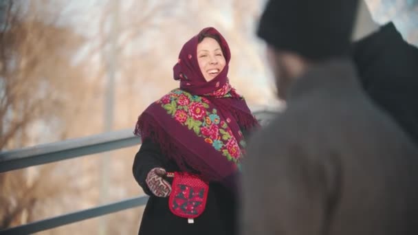 Folklore ruso - mujeres y hombres alegres están bailando en el parque — Vídeo de stock