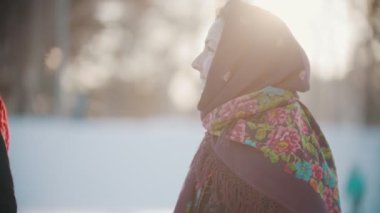 Rus folkloru - geleneksel kostümlü komik Rus halkı eğleniyor.