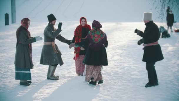 Російський фольклор - смішні росіяни в традиційних костюмах весело проводять час у сонячний день. — стокове відео