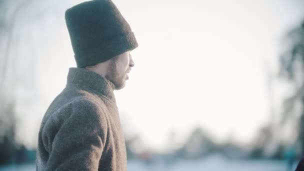 Russische folklore - man en vrouw in Russische kostuums lachen op straat — Stockvideo