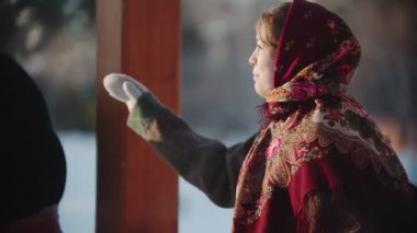 Rus folkloru - Rus kadın kameraya gülümsüyor ve dans ediyor