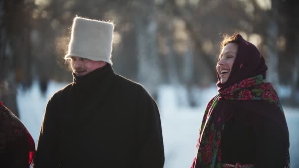 Folclore russo - Mulheres e homens russos estão sorrindo para a câmera no dia ensolarado — Vídeo de Stock