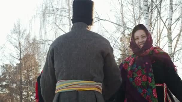 Folklorique russe - les hommes dansent la danse traditionnelle dans un cercle de femmes en hiver — Video