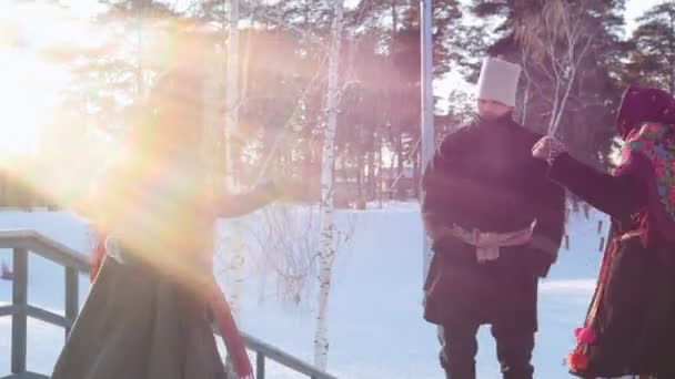 Russische folk - vrouwen in heldere sjaals dansen met mannen bij zonnig weer — Stockvideo