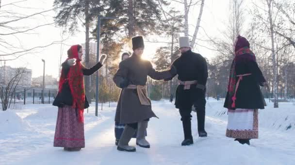 Russische Folklore - ein Mann in Filzstiefeln tanzt zum Applaus — Stockvideo