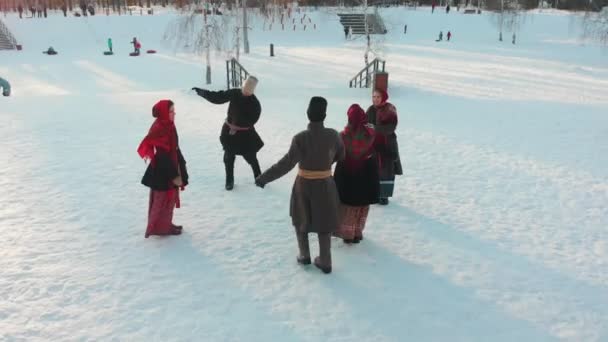 Folclore russo - pessoas russas em trajes estão dançando no parque — Vídeo de Stock