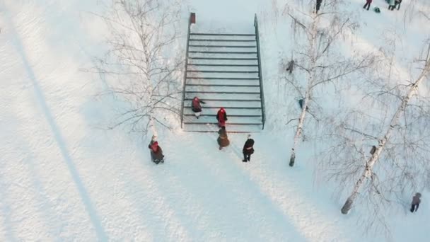 Русский фольклор - русские в традиционных костюмах танцуют на лестнице — стоковое видео