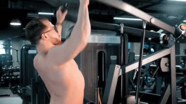 Vücut geliştiren bir adam güç egzersizleri yapıyor.