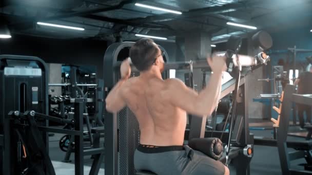 A man bodybuilder doing strength exercises in the gym — Stock Video