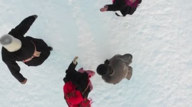 Rus halkı - beş kişilik bir topluluktaki insanlar kışın dans ediyorlar.