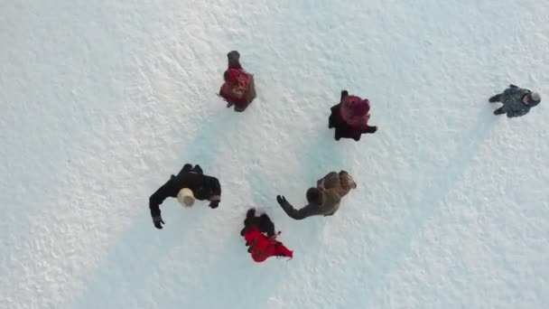 Русские народные - русские люди в кругу пяти танцуют зимой — стоковое видео