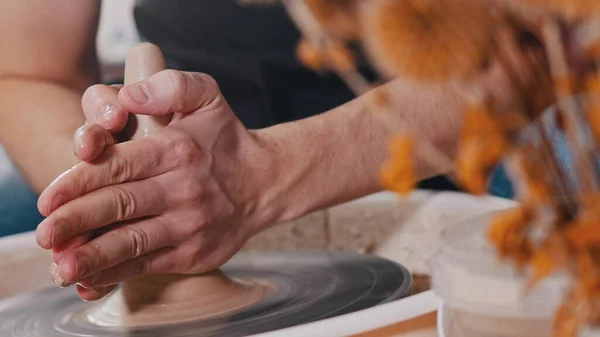 Кераміка майстер з мокрими руками починає тягнути глину вгору — стокове фото