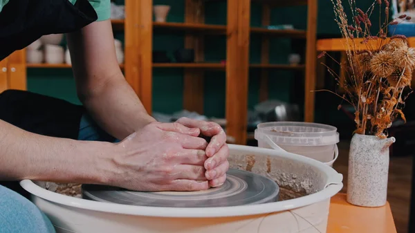 Керамика - мастер начинает формовать глину на гончарном круге — стоковое фото