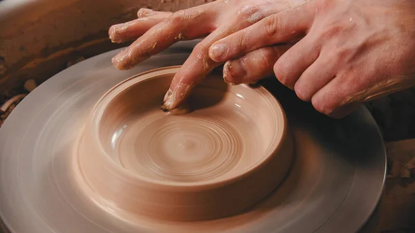 Керамика - мастер разворачивает глину пальцем — стоковое фото