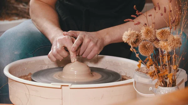 Keramik - keramikmästaren skulpterar i sin verkstad — Stockfoto