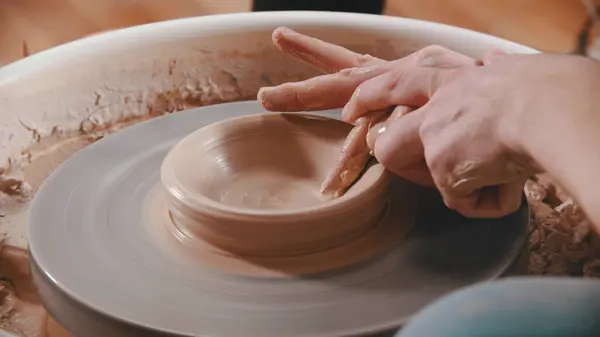 陶器-主人正在把黏土从黏土碗的底部取出来 — 图库照片