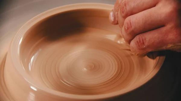 Keramik - mästaren höjer murarna i lerskålen med händerna på keramikhjulet i den kreativa verkstaden — Stockfoto
