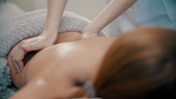 Massage - masseren van de onderrug van de vrouw — Stockvideo