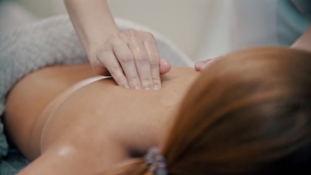 Massage - Massagetherapeutin knetet Damenschulter — Stockvideo
