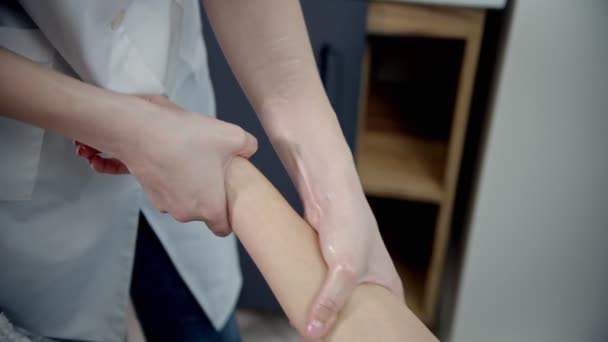 Massage - massage therapeut is kneden vrouwen onderarm — Stockvideo