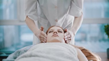 Masaj - genç masöz güzel müşterisiyle masaj yapıyor.