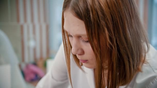 マッサージ – 女性のマッサージセラピストは、異なる技術を使用して赤い髪の女性の顔をマッサージ — ストック動画