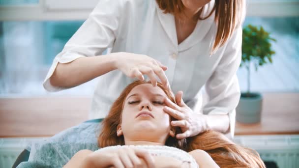 Massagem - massagista está beliscando o rosto de uma mulher — Vídeo de Stock