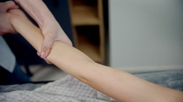 Masaż - masażystka ugniata dłonie kobiet od ramienia do nadgarstka — Wideo stockowe