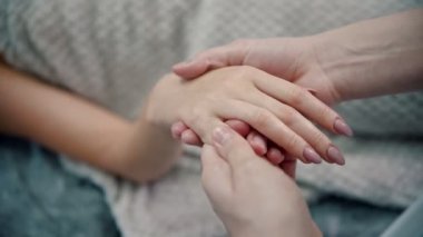 Masaj - kadın masöz genç bir kadının güzel parmaklarını yoğuruyor.