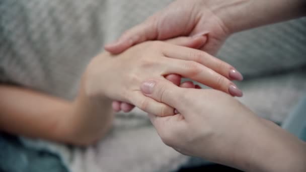 Massagem - massagista está amassando os belos dedos de uma jovem mulher — Vídeo de Stock
