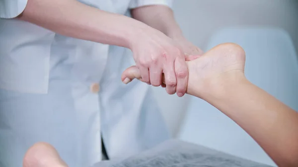 Massage - massage master is kneading womans feet with her fingers — Stock Photo, Image