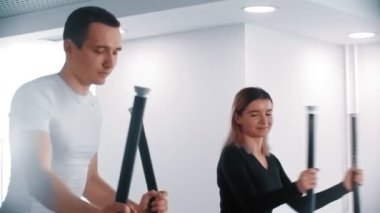 Modern spor salonu. Bir erkek ve bir kadın spor salonunda sabah egzersizi yapıyor.