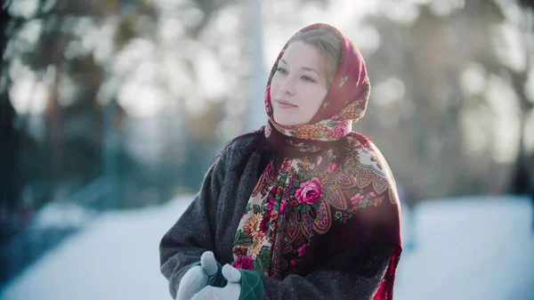 Русский фольклор - красивая русская женщина в шарфе хлопает в ладоши и улыбается — стоковое фото